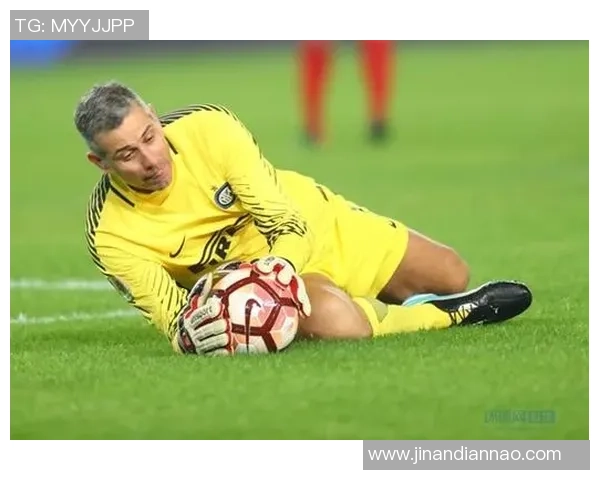 老足球明星齐聚一堂展现昔日风采与当今球星对比的精彩瞬间 老足球明星齐聚一堂展现昔日风采与当今球星对比的精彩瞬间