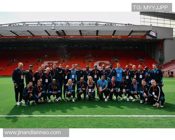 足球明星克劳奇的传奇人生与绿茵场上的辉煌成就揭秘 足球明星克劳奇的传奇人生与绿茵场上的辉煌成就揭秘