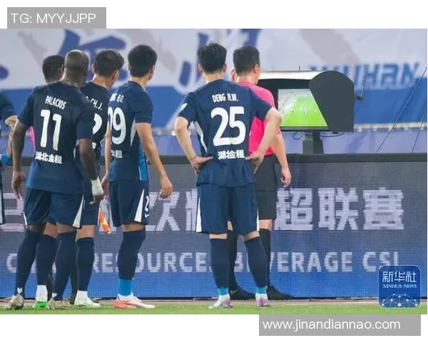 足球明星齐聚武汉激情对决点燃比赛日盛况 足球明星齐聚武汉激情对决点燃比赛日盛况